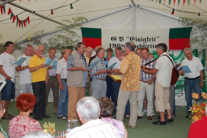 Die Männer vom Fußballverein Hochstetten.